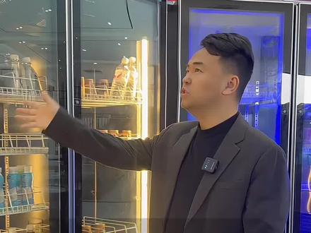 我相信很多店家买完冷柜都不会调节冷柜温度,而且不同的冷柜不同的厂家所用的温控器都不一样,今天我就给大家介绍几款冷柜温度调节方法,当然有不懂的也可以留言私信我,要买冷柜也可以找我们,我们专业生产超市冷柜,餐饮明档展示柜,冷库等产品#冷柜温度调节 #保鲜柜 #冷藏柜#阶梯展示柜#网红酒水柜