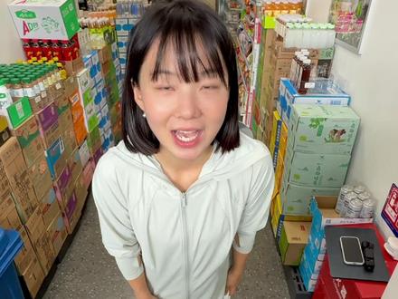 人工智能会让人类的问题越来越少吗? 当人工智能可以秒回疑问,人类能提出的问题是否会越来越少?在2025#文化强国建设高峰论坛“人文湾区 数智湾区”分论坛上,卫星科学家张可可与演员张国立同台发言。我向他们及其他各界嘉宾提出了这个问题。他们纷纷表示,问题不会变少,只会迭代升级;人工智能可以整合全人类的经验,却无法感受吹拂过人类的微风……这场关于人工智能与人类智慧的交锋,你怎么看?#人文湾区数智湾区 #媒体精选计划 #小彭vlog