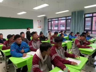 最近被《生命树》这部剧“拿捏”住了,看得那叫一个如痴如醉、直呼上头!看着剧里的情节,我的思绪一下子就飘回到了在甘南工作的那十几年时光。
在甘南的日子里,我身边环绕着好多真诚又豪爽的藏族朋友。他们骨子里带着一种与生俱来的热情与直爽,相处起来毫无隔阂。而且啊,他们还特别有藏式幽默,那种独特的诙谐与风趣,就像高原上的阳光一样,温暖又明亮,和《生命树》里展现的藏族同胞形象简直一模一样,让我越看越觉得亲切,越看越能勾起那些美好的回忆。
今天突然想起之前有幸听了仁青卓玛老师的一堂藏语唱诗课。当时我就被深深吸引住了,那悠扬动听的歌声,仿佛是从遥远的天际飘来,带着高原的空灵与纯净,直击我的心灵深处。我还录制了一段视频,想着要把这份美好留存下来。今天,我就把这珍贵的视频分享给大家,希望你们也能感受到这份来自高原的独特魅力!#生命树 #藏族文化