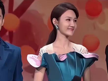 大家仔细看看是不是这样的?#龙洋 #春晚#主持人 #娱乐八卦