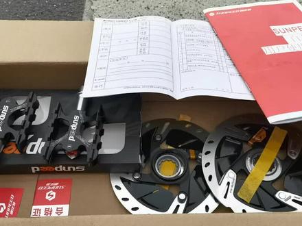全国第1批量产版的速比特invincible GTS到店实拍。比我们一个月前到货的试装版要完善很多小细节,这回我唯一能挑的毛病就是把那个140碟片换成160给了一个国产,超轻的也符合这台车国产品牌的特质。评论区请猜准确重量。看看谁猜的最准?
