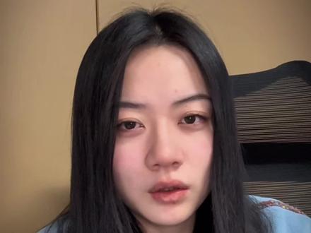 前额叶是大脑皮层位于额头后方的高级功能区,主要负责认知控制和情绪调节。它通过抑制本能冲动、评估后果来管理情绪反应,使人能做出理性决策而非被情绪支配。同时,它参与注意力集中、计划未来和复杂问题解决,是整合思维与情感、实现社会适应性行为的关键脑区。#情感心理学 #婚姻情感 #婚恋情感 #日常讨论 #唠嗑话题