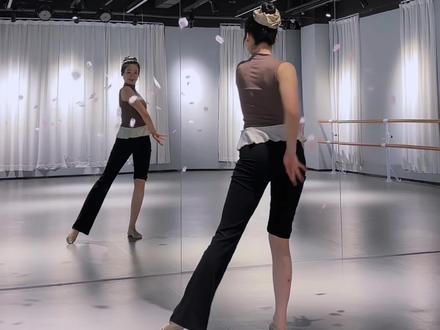 分享第6️⃣9️⃣个适合零基础的同学(撒花版)
✨《咏春》0.8倍速跟练拆解版
👉0.8倍速buff叠满
👉动作逐帧拆解+口令节奏提示
原创:@阿莎莎.
#零基础学舞蹈 #镜面教学 #背面慢动作分解 #中国舞 #翻跳