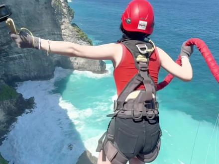 人在印尼🇮🇩没带这几样东西真的要疯了! 📄出发前务必准备:
•护照、电子签(官网申请 ✅)
•印尼盾(现金很重要💰)
•电话卡 / Visa / 银联卡(手机支付基本用不了)
-
🌞防晒五件套:
墨镜+帽子+防晒衣+面罩+防晒霜(全带!)
晒黑速度=出一趟门直接黑一个度…
-
🧳我用的行李箱:
不莱玫28寸超大容量行李箱,装了将近30公斤还能滚得飞快⚡️ 超可爱的奶酪外壳+扁平拉杆+双层拉链+加厚PC材质+5年质保,暴力托运也不怕!✈️
-
🔥火山装备(必爬Bromo & Ijen):
•厚外套+棉帽(山上冷❄️)
•医用口罩 / N95(火山灰超呛🌋)
•一次性衣服鞋子(Ijen的硫磺味洗不掉)
-
🌊潜水装备:
•长袖长裤泳衣
•防礁石手套、鞋子(上下船防刮伤)
-
🛁生活用品:
•拖鞋、浴巾、吹风机、净化花洒
•印尼水质不稳定,小旅馆用品也不太靠谱⚠️
-
💊救急类:
碘伏、创口贴、防水纱布 ✅ b备!
我朋友蹦j擦伤 + 骑摩托摔跤,幸好有带!
#印尼旅游 #印尼 #巴厘岛旅行 #不莱玫行李箱 #登山装备