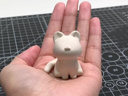 石塑粘土自制模具+石膏翻模教程#石塑粘土 #石膏娃娃 #粘土 #石膏翻模 #手工制作
注意事项:
1.石塑粘土一定要干透了才能翻模。我用的是ladoll蓝包,没有上亮油(因为想在母模上面继续上色),不知道别的品牌泥不上亮油会不会硅胶中毒。为了保险起见,建议还是上一层帕蒂格亮油,这样做出来的模具也更光滑。
2.调制硅胶比例一定要精准,且把杯底杯壁的一起刮到,没有混合到位会影响硅胶固化。
3.关于模具气泡,使用前先冷藏,混合好倒模后再整体放冰箱冷藏一到两小时,给足气泡上升消泡时间(模具越高消泡时间越慢,看情况调整),温度越高模具固化地越快。拿出来后放在室温底的房间等待固化,南方的小伙伴最好是放空调房里,温差太大模具容易产生新的气泡。