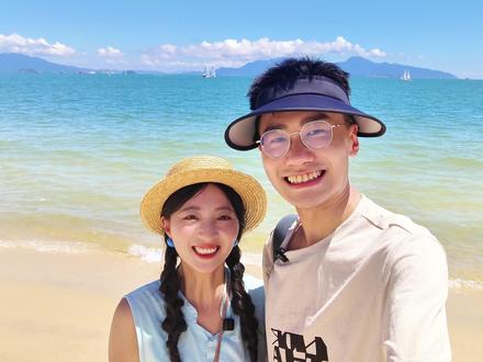 旅行vlog96|深圳1.5h🚗巽寮湾一日玩遍4个沙滩! 大家好!我是小肥鸭!
周末从深圳出发,这次旅行目的地是惠州巽寮湾!
开车大约1.5小时就能到!
这条路线能经过四个沙滩,每个就车程10分钟左右,
风景超级好,有奇石、沙滩、玻璃海!
很有意思的是每个沙滩都有一个海边秋千😂
游客也不多,玩起来很尽兴!实现和大海拍照自由!
很适合亲子/学生党/情侣出游哦~
今天给大家分享下一日游玩攻略!
🗺️一日游行程攻略
10:40 抵达【磨子石公园】对面就是停车场
👉停车费用是1小时内15元,每超过1小时递增10元,12小时内50元封顶
👉公园门口有电瓶车单程5元,往返8元,但我们实际步行就9分钟
10:55 抵达奇石区游玩,这里还有【磨子石公园码头】可以坐船去三角洲岛,价格是船票+上岛费128元
11:20 到旁边的沙滩游玩,有躺椅、咖啡店、某酒店泳池、儿童玩沙区和免费的冲脚设施
12:53 到【乌斯怀亚沙滩】,有灯塔可以拍照。旁边是【乌斯怀亚书吧餐厅】可以休息吃饭
16:30 游玩【蓝湾沙滩】有礁石、可以划浆板,还有很多家海边咖啡店和饮料店,也设置了很多打卡机位
18:05 到【玫瑰礼堂】,我们在这里看的日落,背景是城市还是很浪漫的。
周末从深圳出游系列会持续更新!感兴趣记得来看哦~
#惠州旅游 #周末去哪儿 #旅行Vlog #广东旅游 #深圳周末去哪儿