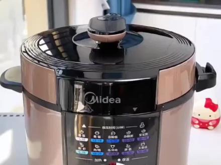 这款美的电压力锅使用方法:将食材放入锅中盖上盖子,插上电源,转动旋钮到所需功能就可以了。煮好自动保温,旋钮会自动转回“关"那里。#多功能压力锅#美的电压力锅 #电压力锅