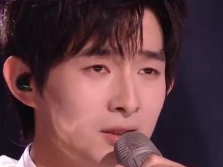 当乐评人以音高评判选手,殷秀梅用专业知识回应。最好的认可,是有人懂你的局限,更看得见你的光芒。 #声鸣远扬 #美声选手遇见了懂他的评委