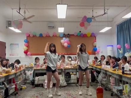 我们毕业了!同学,我们再也没有下学期了#宋雨琦进行曲 #杨颖#鞠婧祎#陈奕恒进行曲@愿幸. @DOU+小助手 @抖音小助手#陈奕恒进行曲