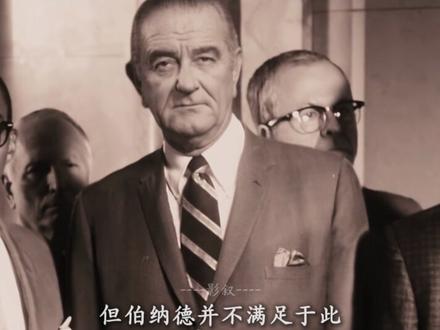 一个街头擦鞋穷小子,却靠听来的知识,撼动了房地产命脉 黑人青年伯纳德凭借智慧在种族歧视环境下闯荡房地产与金融领域。
少年埋下梦想:伯纳德在德克萨斯州擦鞋时记录暴富公式,遭保安阻止、父亲劝阻,仍未放弃。
加州首获成功:伯纳德迁居加州,发现黑白区域房屋供需失衡,说服业主巴克担保贷款,拿下第一栋公寓,赶走歧视他的白人租客,将公寓租给黑人并结清尾款。
合作积累资本:伯纳德与巴克合作,避开种族限制开展房地产生意,很快赚得盆满钵满,告别寄人篱下的生活。
收购银行大楼:巴克去世后,其妻子欲低价收回伯纳德股份,伯纳德联合乔治,培养白人马修出面收购银行大楼,借此掌握金融主动权,名下房产达 177 处。
德州遭遇重创:伯纳德回到德州收购银行 80% 股权,暗中给黑人放款遭股东罗伯特算计,马修脱离管控乱放款,导致银行执照被吊销,伯纳德与乔治被捕入狱。
出狱重启事业:伯纳德入狱 3 年后刑满释放,与乔治前往巴哈马再次联手创业。#抖音精选 #银行家 #电影解说 #逆袭#推荐电影
