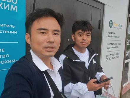 中国小伙约会俄罗斯妹子,精心挑的小礼物,不知道她们会不会喜欢 #搭讪外国女孩 #俄罗斯
