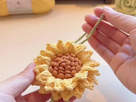 钩织教程|向日葵挂件手工毛线制作方法(图解在最后)把烦恼丢进夕阳里,和向日葵一起温柔。🧵线材:@苏苏姐家官方旗舰店 唯棉4股线,色号:25柳绿,26深棕,70鹅黄。钩针:2.0mm。#我的钩织作品 #钩针教程 #向日葵钩织 #这也能开播 #直播里的她