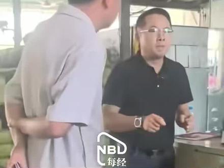 杨梅会长,你身上的万宝龙眼镜,雨果博斯polo衫,卡地亚蓝气球手表,LV皮带,李维斯牛仔裤,巴黎世家鞋。真是太好看了。