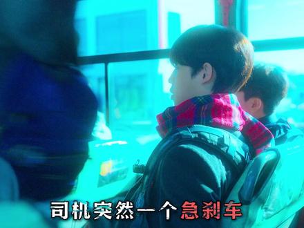 学会珍惜当下 不要等失去后才懂得珍惜。 “20世纪少女”它指的不是生活在1999年的那个女孩,而是灵魂被永远钉在初恋发生那一刻的女人。云浩的离去,带走了宝拉时间前行的勇气;她的爱情与最炽热的青春,一同封存于上个世纪的夕阳里。他成了她无法跨越到新世纪的、甜蜜的时差。
这不是一个关于死亡的故事,而是一个关于“如何面对突然消失的爱”的寓言。它用极致的纯爱包装了一场所有人都终将体验的失去——那些没有告别的告别,没有结局的结局,构成了我们记忆里,最遗憾也最坚固的基石。
世纪的钟声会敲响,但总有些爱情,宁愿留在旧时光里,永远鲜艳,永远年轻。更是告知人们应该学会珍惜当下,用心感受和把握于他人相处的时光,不要等失去后才懂得珍惜,让“来不及的告别”更有重量。#了不起的精讲团 #抖音精选 #20世纪少女