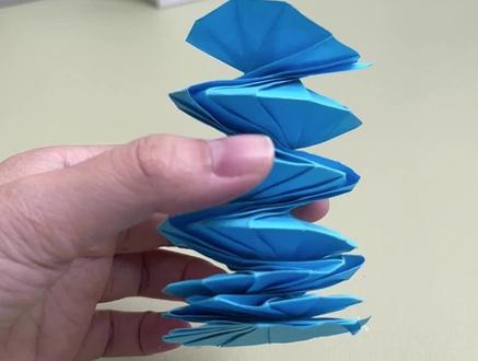 一捏一弹超治愈,纸弹簧教程#手工折纸 #趣味手工 #创意手工 #解压玩具