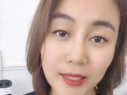 美式验光相对简单,仅是得出眼睛的度数,德式帕斯卡3D精细化验光是双眼视检查,是球镜,柱镜和棱镜结合一体的验光。以验配技术为主导,以解决眼睛问题为目的的全面验光方式!针对屈光参屈,斜视、弱视有更好的配镜方案,验配出更适合被验者眼睛的独一无二的定制镜片#个性化验配#德式3D精细化验光#店内实拍视频