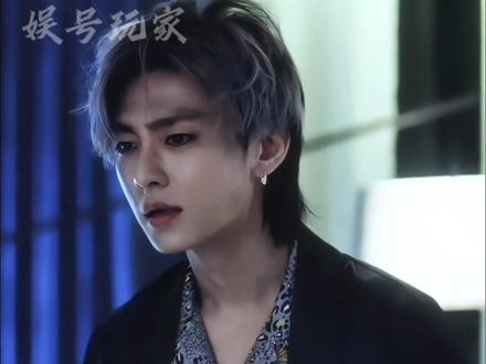 用对方的调,唱对方最爱的歌,汪东城这个退缩半辈子的体面人,终于放下偶像包袱,我知道你名声扫地,乱七八糟,但他还是唱了那首《夏雪》#汪东城#炎亚纶#cp#娱乐#东纶