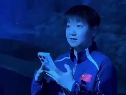 海洋馆看鲨鱼🦈的莎莎和楚钦真可爱#孙颖莎#王楚钦#海洋馆#新加坡