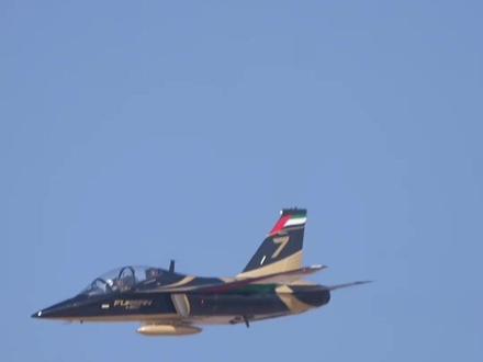 全新亮相!阿联酋“骑士”飞行表演队换装L-15A首秀(总台记者:吴杰 秦祎 薛冰 郭华康 江浩宇)#现场实拍 #迪拜