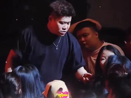 #歌曲在世界末日前结婚 “为了18万和相恋六年女友分手,却愿意花18万娶一个相亲对象”#二狗脱口秀 #脱口秀爆梗名场面 #彩礼 #情感共鸣