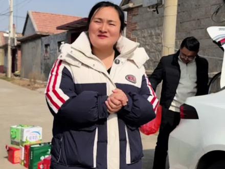 回娘家送过年礼 @开卡车的小林 今天是腊月二十五,回娘家送节礼。妈妈做了一桌子丰盛的饭菜,临走前还抓了两只鸡给婆婆#记录真实生活 #我的乡村生活 #回村过年 #回娘家