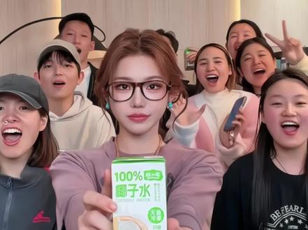 所有女生大餐后,都去喝百分百椰子水,一瓶约400mg高钾!#生活必备 #完美搭配 #椰子水#饮料 #颜小萌椰子水