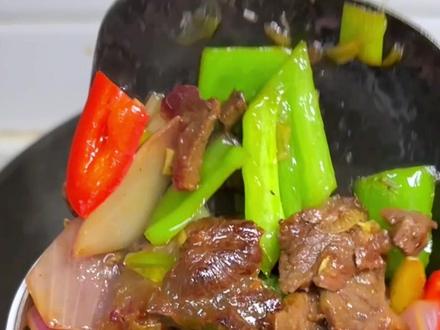 家有高一大男孩,俩星期才能回趟家,这周又不放假,当爸妈的心里总惦记着。赶紧张罗了他最爱吃的几道菜:都是他从小吃到大的味道。装在保温桶里层层码好,就盼着他打开的时候,饭菜还热乎,吃着能舒坦点~ 孩子在学校辛苦,这点念想总得送到呀
#高中日常 #送饭记#我的厨房日记#美食