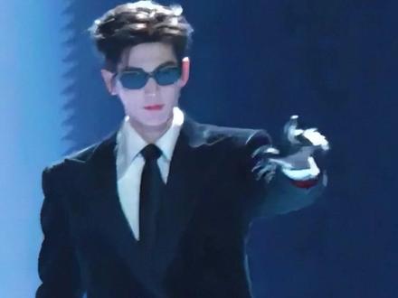 明明张凌赫40秒走秀封神,为何评论区经纪人爆火?背后是艺人团队教科书式的出圈营销#张凌赫 #张凌赫走秀 #张凌赫经纪人 #影娱热点团 #内容启发搜索