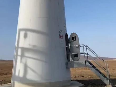 风力发电里面没有电梯吗,需要人工爬上去吗?