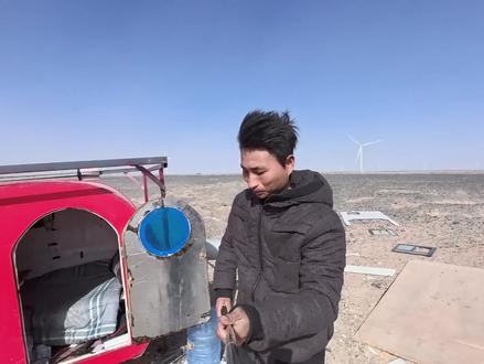 放弃搞新房车,沿用旧的小房车继续穷游,今天加装内饰 #人力小房车 #穷游 #户外骑行 #荒野求生 #甘肃
