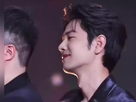 谁还没被2026品质盛典上肖战那一连串又漂亮又无奈的笑给戳中啊!真的全程笑到捶床,反差萌直接拉满,不愧是我们自带名场面体质的宝贝!
事情的起因超好笑,黄觉老师现场学“脸颊比心”,动作生疏到像在掐自己肉,结果上台突然cue全剧组一起做。我们战战当场就露出了那种又嫌弃又忍不住笑、全身都在拒绝的小表情,眉头轻轻皱、嘴角偷偷扬,眼神都在说“别搞我别搞我”,最后直接捂脸笑到失控,耳尖都红透了。
网友直接玩梗叫“皮筋猴复仇记”,真的太形象了!剧中沉稳大气的藏海大人,台下一秒变回害羞又软萌的小朋友,这种台上气场全开、台下一碰就红温的反差,谁能顶得住啊!
其实这就是肖战最圈粉的地方——不管站得多高、有多厉害,一被调侃、一害羞,就立刻露出最真实的样子。低头憋笑、无奈抿嘴、耳根泛红,每一个微表情都干净又真诚,没有一点明星架子,可爱到让人反复回放。
他的笑容之所以这么火,不只是因为颜值能打,更是因为真实、温柔、有教养。被前辈逗会礼貌鞠躬,被粉丝喊会温柔回应,就算被迫营业,也带着藏不住的乖巧和软萌。
越了解越觉得,肖战最迷人的从来不是完美人设,而是这种清醒、真诚、自带笑点、又温柔又强大的样子。漂亮是他的底色,无奈笑是他的必杀技,一抬眼、一抿嘴,就能轻松把所有人的心都拿捏住。
这样真实又可爱、努力又通透的肖战,真的让人越爱越深。未来的名场面只会越来越多,我们只管安心陪着,一起看他步步生光、永远耀眼。#黄觉教肖战脸颊比心##肖战漂亮又无奈的笑