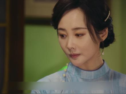 风与潮细节解读,看懂这场“战略性撤退”,才算真看懂《风与潮》 全员牺牲、营救全灭?你是不是也觉得《风与潮》这集烂尾了?大错特错!这根本不是悲剧,而是导演布下的顶级迷局!叛徒出卖、玛丽惨死,看似惨不忍睹的失败,其实是最精妙的“战略性撤退”——放弃武力硬刚,转而开启一场日军看不懂的“符号战争”!你以为乔音婉自投罗网是送死?那首“月光光,照地堂”的童谣是单纯怀旧?乔仁宇要的苹果派是疯话?错!童谣是绝密通道,苹果派是开战信号,他们早就把战场搬进了敌人心脏!当你看懂这一切,才明白什么叫“信息才是终极武器”!#风与潮深度解读 #乔仁宇 #乔音婉 #乔仁宇兄妹的默契 #苹果派的秘密