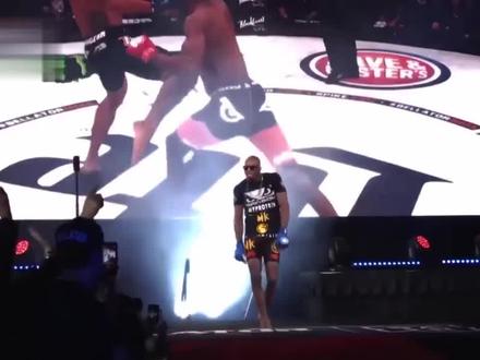 不败MMA天才“毒液”,迈克尔佩奇首次被KO!