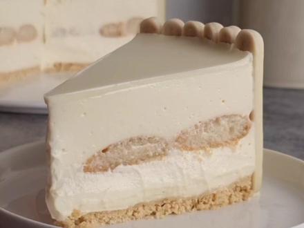 提拉米苏和椰子爱好者的狂欢!
基底:
125克黄油酥饼碎
40克融化黄油
黄油放入饼干碎,混合均匀压入模具,冷藏。
手指饼干及浸泡液:
100克椰奶
手指饼干
马斯卡彭奶油部分:
3个蛋黄
500克马斯卡彭
30克细砂糖
50克融化的白巧克力
300克冷藏奶油
将蛋黄与糖混合打发,加入马斯卡彭和自巧克力搅打均匀。
搅打奶油至6分发,然后拌入马斯卡彭混合物。
组装:把一半马斯卡彭奶油放到饼干基底上,铺平,手指饼干在椰奶里浸双面然后马上拿出,铺在马斯卡彭奶油上,倒入剩下的马斯卡彭奶油铺平,冷藏至少4小时至过夜。
甘纳许:
80克白巧克力
40克椰奶
加热椰奶至即将沸腾,然后倒在巧克力上。
混合至光滑状态然后倒在蛋糕上。
注:围边用白巧覆盖的条形饼干或者用手指饼干都可以
开始享用吧 🥰
#提拉米苏 #椰子 #椰奶 #治愈系美食 #配方分享