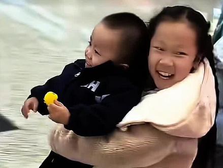 甘二妹是个爱弟弟的小姐姐,抢着抱弟弟,带弟弟玩耍,怕弟弟摔倒,拽着弟弟照顾妥妥滴👍👍👍#甘宇翼#正能量