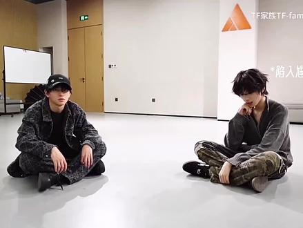 最喜欢这一秒
王橹杰嘴都张大了,没想到穆祉丞还会替他解围。。尤其在工作人员说没人能救王橹杰之后。
你又像三年前一样把他从困窘中拯救了,穆祉丞。
一个小心翼翼怕给师兄带来麻烦 另一个心软有骑士病一直在维护。
恭喜你哦王橹杰 你有一个好哥哥#橹穆 #杰丞 #橹穆采访 #271199 #橹橹春韵穆穆良朝