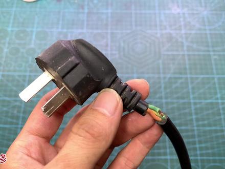 电线插头根部断了怎么办?教你一招完美修复,立马比新的还耐用