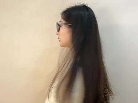 中国女性百年图鉴|带你领略跨世纪的女性美
从旗袍摇曳的1920年代,到流水线轰鸣的80年代港风车间,再到百花齐放的当代光影。
一百年来,中国女性的审美和服装早已是天翻地覆。
百年前,女工指尖的茧与旗袍素缎同频震颤,将禁锢的裹脚布化作经济独立的星火;八十年代,牛仔裤的利落剪裁裹挟着流水线的黄金浪潮,红唇与图纸在霓虹灯下共舞,宣告魅力从不是非此即彼的命题;而今,百年前的上海滩贵妇名媛的护肤真知,结合前沿技术,玉容霜瓶身浮雕的每一道纹路,都是百年配方与中国女性的深情对谈。
我们从未抛弃过往,只是将千年灵秀淬炼成更轻盈的答案:用一本摊开的书养花养性,用一袭改良的衣承古承新,用一瓶玉容霜,续写东方美的百年史诗。
双妹,陪伴中国女性的每一面💫
#双妹#双妹玉容霜联名款#我亦传奇#女性力量