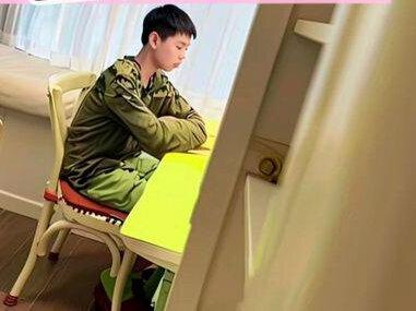 挑战25年高考全国一卷作文真题-儿子构思/妈妈写作 马上就要高考了,拉着读七年级的孩子赶了一篇高考作文,希望能够给到哥哥姐姐们更多写作灵感,当一只怀表成为记忆的永恒载体,当思想钢印成为解释信仰的钥匙,科幻与历史便在同一篇文章里仅仅拥抱了。愿每一个乘风破剑的梦,都得偿所愿!
#真实生活分享计划 #高考作文 #作文素材 #笕桥 #中国空军
