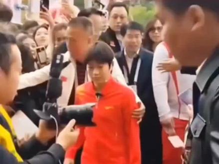 全红婵走到哪里都很受欢迎#全红婵 #世界冠军