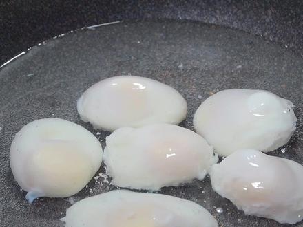 荷包蛋不要直接下锅煮,教你一招,一锅6个,一个都不散