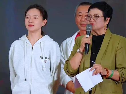 钟祥石牌豆腐,讲述了主角潘豆妮凭借家传豆腐技艺奋斗成长的故事,展现了中国传统匠人精神。2025年10月15号,电影《凝脂手》(原名《石牌镇的春天》)开机仪式,在王府大酒店隆重举行!这部电影由市委政府、宣传部指导,客居影业主办,文旅集团协办。
电影专门讲钟祥石牌镇十万“豆腐郎”的故事,改革开放初期,这群手艺人凭着磨豆腐的好手艺,从街头小作坊起步,不怕苦不怕难闯市场,不光自己闯出名堂,还带动了家乡振兴,里面有热血奋斗,有暖心亲情,还有甜蜜的爱情故事。
导演是拍过《雍正王朝》《乔家大院》的胡玫老师,业界标杆级人物;女主演焦俊艳,拍过《山海情》《法医秦明》,男主演张天阳,演过《雪中悍刀行》,他俩的合作绝对能拿大奖!
这部电影是由原北京武警部队孟明少将和海棠依旧大编剧张法纯先生发起的,筹备了整整两年!创作团队天天扎在石牌镇,跟“豆腐郎”们聊天、走访,把最真实的创业故事挖出来,胡玫导演团队更是“用心用情用爱”打磨剧本,改了一遍又一遍,就想做部精品力作!
这是一部讲述钟祥人、钟祥事的电影,人生三大苦,打铁撑,亲爱的朋友们!让我们一起感受,试目以待,石牌“豆腐郎”励志动情的故事,感受钟祥的人文力量!#欣拓豆业 #凝脂手 #石牌镇的春天 #石牌豆腐 #抖音热门