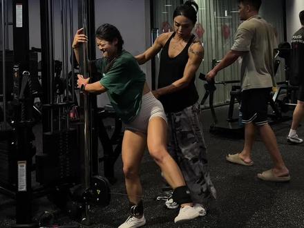 侧踢+后踢细节到位,练完上臀真的一下子膨起来了#健身小白必看经验 #跟着小锅好好吃饭好好运动