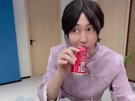 刘文祥麻辣烫塌房“紫薯精”停更,重新更新后改吃“大理寺”,网友:老板连夜给加盟商开会@大象新闻主持人刘琳 #大象主播说