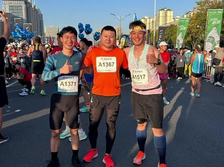 #2023信阳马拉松
我不能想象 如果我的生命中没有跑步和骑车 我将要怎么渡过
这是我的22岁 我的第一个马拉松 高中无数个夜晚幻想的瞬间 终于完成了