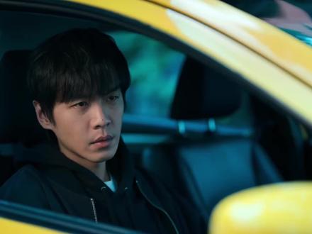 张若昀、马思纯、唐嫣领衔主演的悬疑大剧《人之初》今日开播!镜头里面的取景是去年在江津元帅广场拍摄的,有熟悉的小伙伴吗?#人之初电视剧 #马思纯 #江津元帅广场 #张若昀#江津