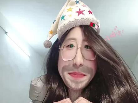 嗨!屏幕前的朋友们,情人节快乐呀!这几天一直都在仔细的看大家的每一条私信和评论,也一直在收集评论区里大家发出的各种问题。这几天我的思想和内心也再次经历了坍塌和重建!所以不好意思呀~让大家久等啦!上条视频的情书已经在凌晨两点半发送到前任的微信里了,虽然还是很不舍和难过,但还是痛定思痛的做了一个彻底的诀别。昨天因为时间太晚啦,今天有时间就赶紧把第一期回应发出来啦~感谢屏幕前的各位发出一条条暖心的安慰。说到这里我也想感叹女孩子就是很细腻美好真诚的存在,这个世界真的不能没有女孩子!当然也不能没有重情重义的男孩子!再次感谢屏幕前关心我的朋友们,感恩有你们,感恩遇见!#十年 #爱情 #异地恋 #忘记时间 #情人节