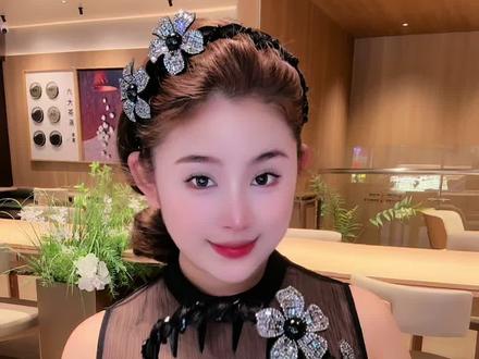丝绒立体水钻花朵发箍也太美了,真的是一眼就爱上了~#头饰发饰真的很加分 #发箍这样戴好美 #高颅顶显脸小 #整理碎发