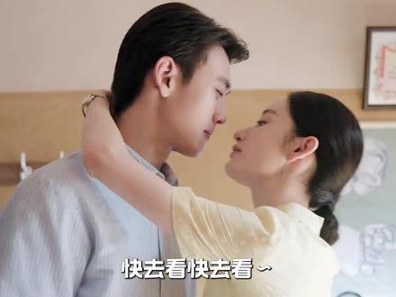 解读《纯真年代的爱情》原著番外! 原来副CP的“替身文学”设定是假的!瞿桦想结婚是为了让奶奶安心做手术。但这个设定好磕的点在于,瞿桦的人设不是那么随意的人,即便他要结婚,他也会选一个自己不排斥,且心甘情愿娶回家的人结婚。
包括站在方穆静的角度,他遇见瞿桦的时候,刚好是弟弟因为救人而失忆住院。那时候的她是无助的,而且工作也因为自己的出身频频得不到重用,她急需一个改变自己的机会。于是瞿桦出现了。虽然算各取所需,但他们两个都在同时的清醒沉沦!所以是先婚后爱才对。#郭晓婷 #王天辰 #纯真年代的爱情 #影娱漫谈编辑部