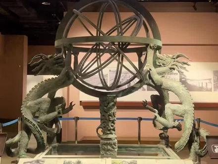 浑天仪,铸造于明朝正统年间,由三重环圈组成,可测天体的赤道、黄道和地平坐标。1900年(光绪二十六年),此仪被掠至德国柏林,1920年归还我国。